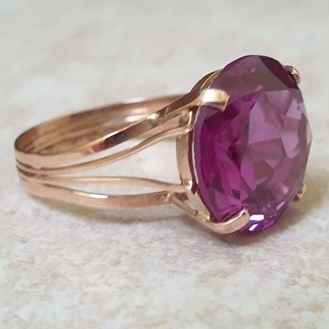 Colour Change Synthetic Sapphire Ring in 12ct Gold.