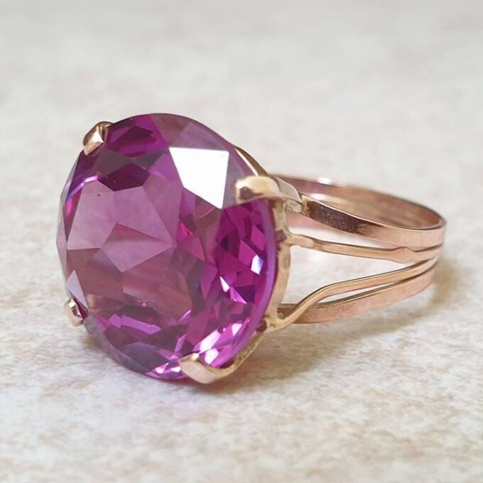 Colour Change Synthetic Sapphire Ring in 12ct Gold.