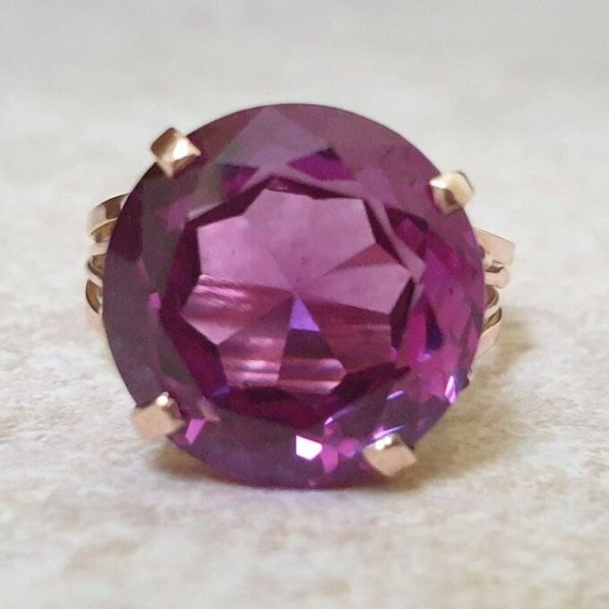 Colour Change Synthetic Sapphire Ring in 12ct Gold.