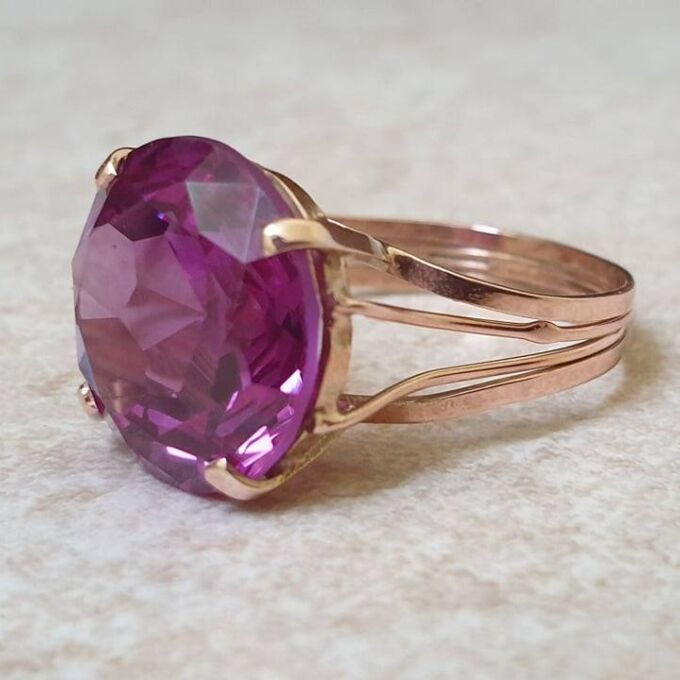Colour Change Synthetic Sapphire Ring in 12ct Gold.