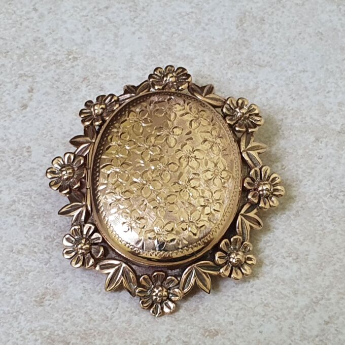 Incredibly Ornate Locket with Brooch and Pendant Options in 9ct Gold.