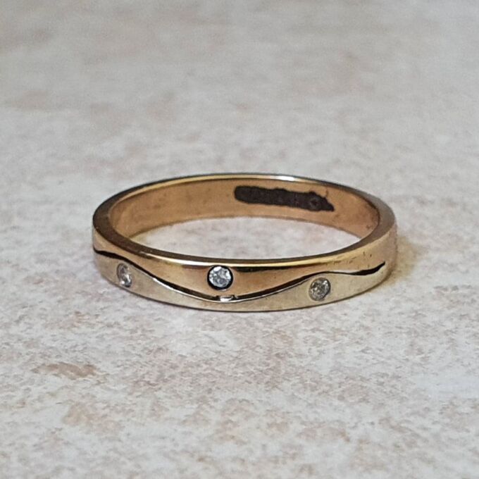 Diamond Set Wave Ring in 9ct Gold.