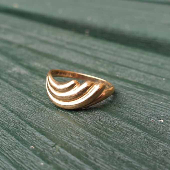 Wave Design Ring in 9ct Gold.