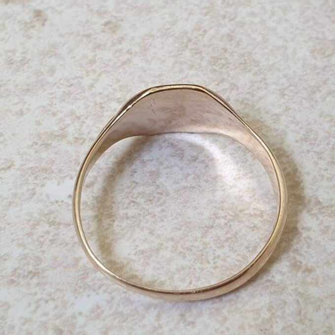 Simple Octagonal Signet Ring in 9ct Gold.