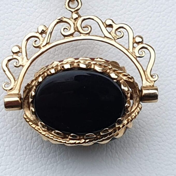 Carnelian, Bloodstone and Onyx Spinner Fob Pendant in 9ct Gold.
