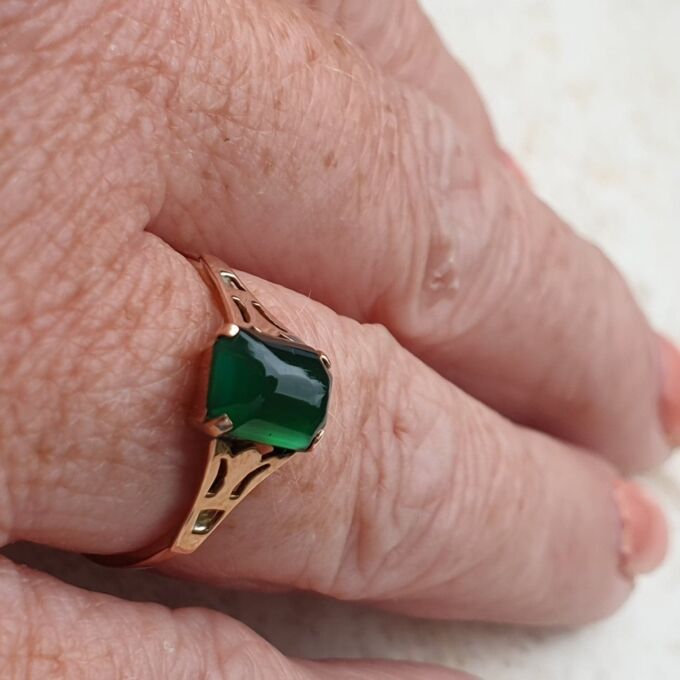 Vintage Chrysoprase Solitaire Ring in 9ct Gold, a UK M or a US 6 1/2