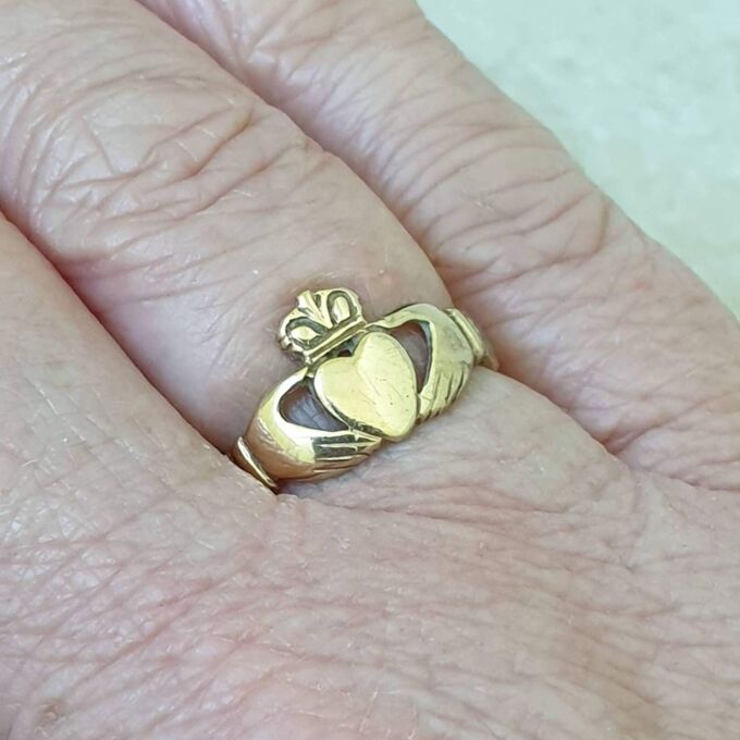 Reserved – Claddagh Heart, Crown & Hands Ring in 9ct Gold, a UK M or a US 6 1/2