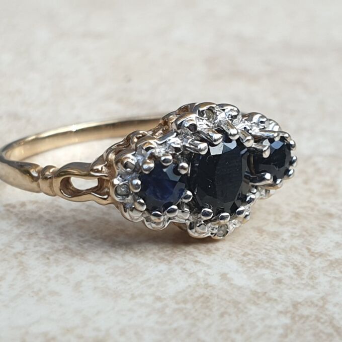 Three Stone Sapphire Ring in 9ct Gold, a UK K or a US 5 1/2