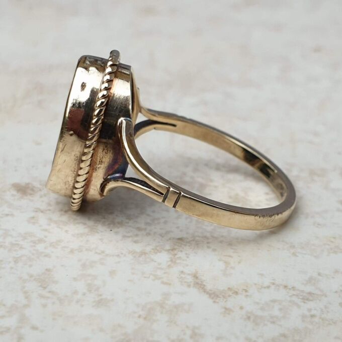 Oval Onyx Solitaire Ring in 9ct Gold,  a UK O or a US 7 1/4.