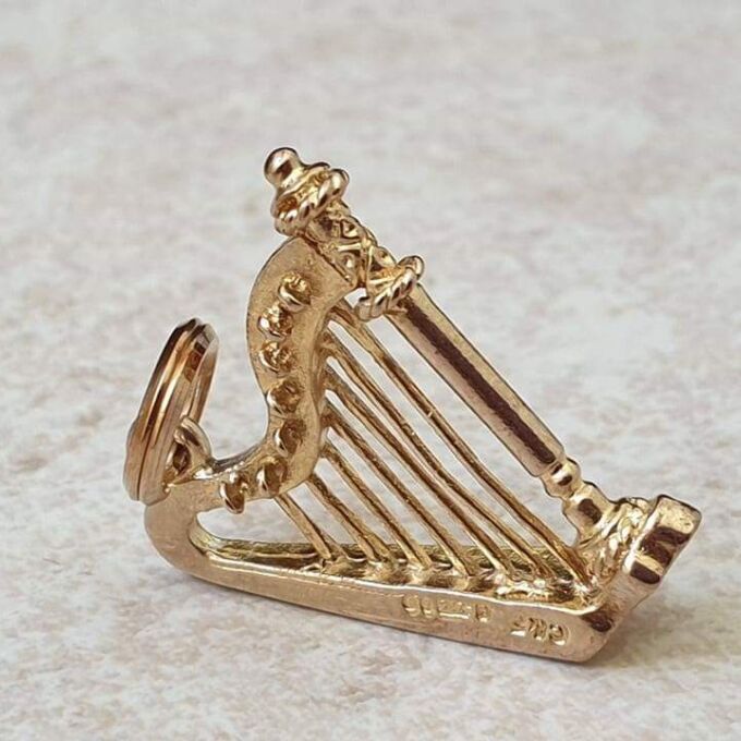Vintage Harp Pendant in 9ct Gold.