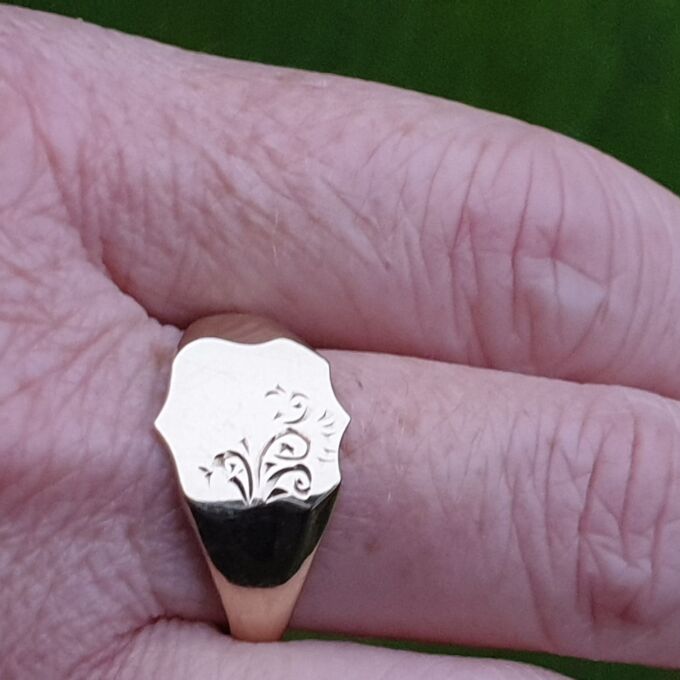 Engraved Shield Signet Ring in 9ct Gold, a UK W or a US 11 1/4