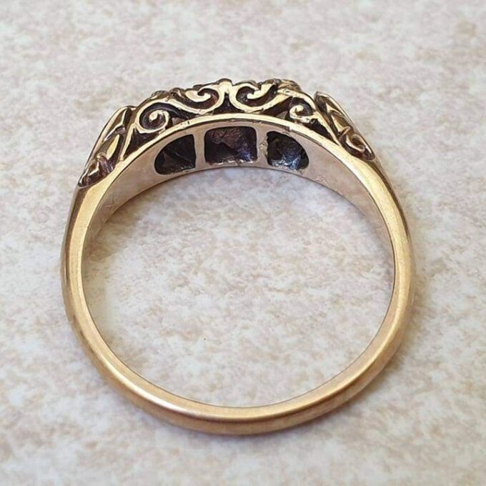 Amethyst and Pearl Ring in 9ct Gold, a UK K or a US 5 1/2