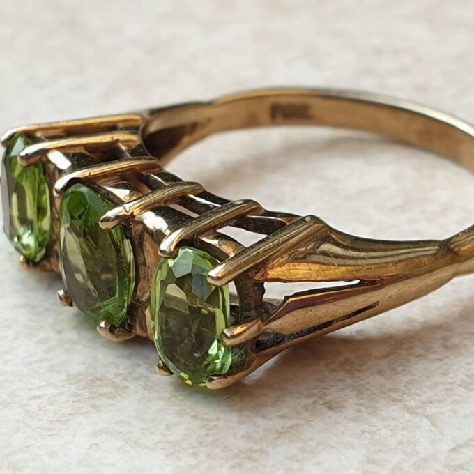 Peridot Three Stone Ring in 9ct Gold.