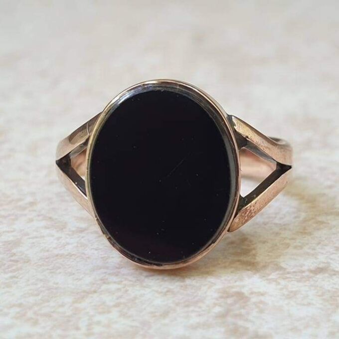 Onyx Solitaire Ring in 9ct Gold, a UK G or a US 3 1/2