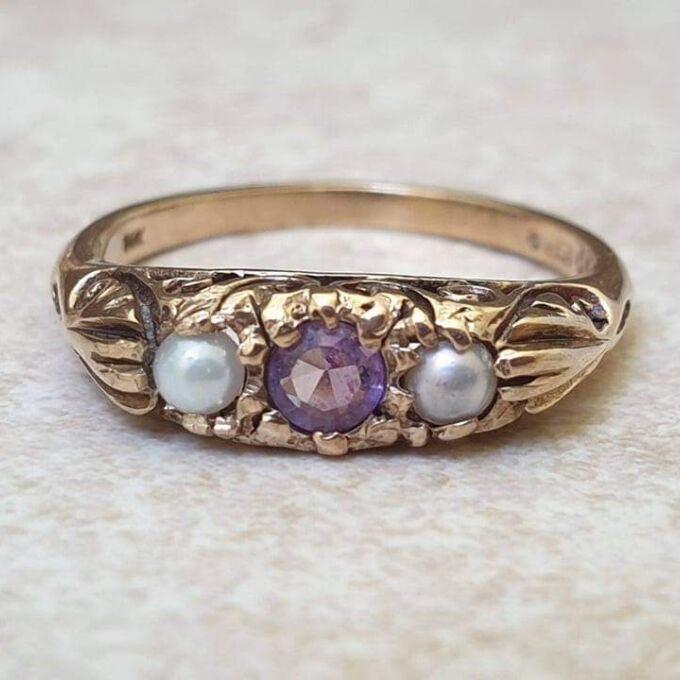 Amethyst and Pearl Ring in 9ct Gold, a UK K or a US 5 1/2