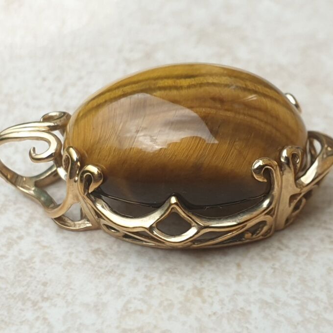 Striking Tigers Eye Pendant in 9ct Gold.