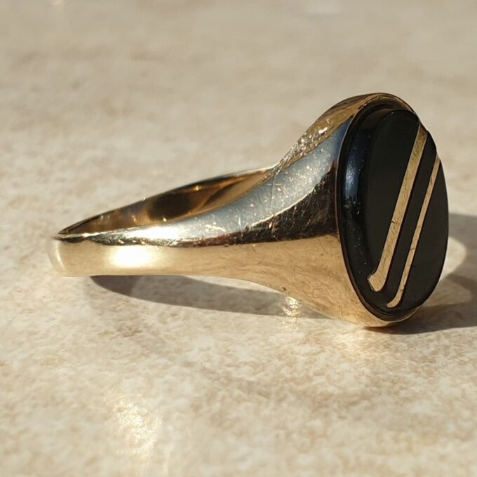 Oval Onyx Striped Signet Ring in 9ct Gold, a UK S or a US 9 1/2