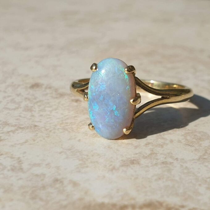 Beautiful Opal Solitaire Ring in 18ct Gold,  a UK N or a US 7.