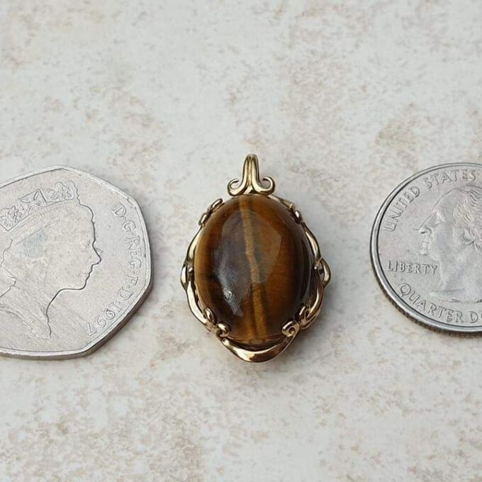 Striking Tigers Eye Pendant in 9ct Gold.