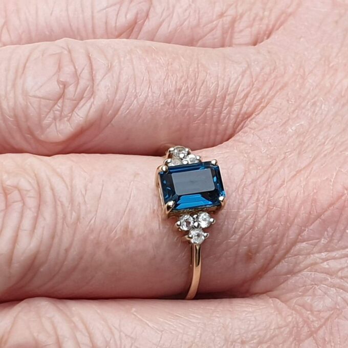 Topaz Ring in 9ct Gold,  a UK Q 1/2 – R or a US 8 3/4.