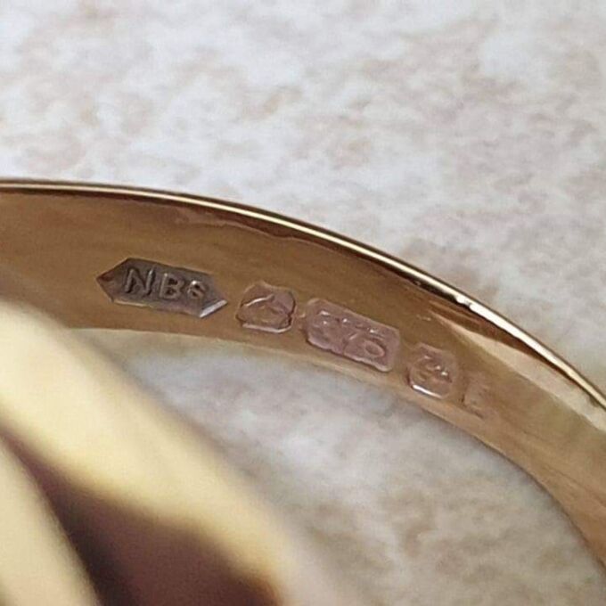 Hematite Centurion Signet Ring in 9ct Gold, a UK J 1/2 or a US 5 1/4