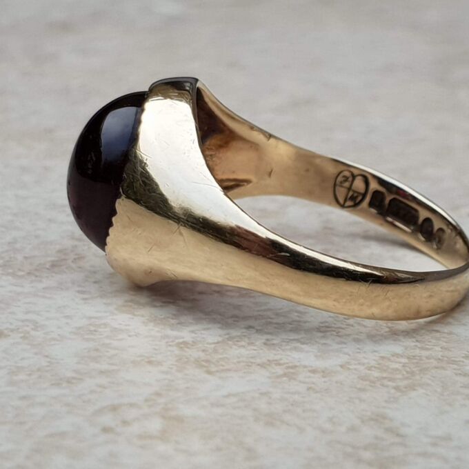 Bold Synthetic Ruby Cabochon Signet Ring in 9ct Gold, a UK M or a US 6 1/2.