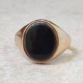 Onyx Signet Ring in 9ct Gold, a UK O or a US 7 1/2
