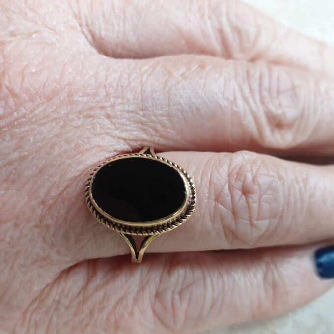 Oval Onyx Solitaire Ring in 9ct Gold,  a UK O or a US 7 1/4.