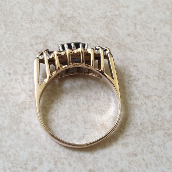 Sapphire and Diamond Ring in 9ct Gold, a UK K or a US 5 1/2