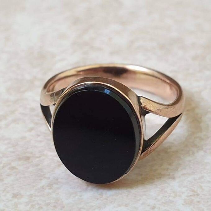 Onyx Solitaire Ring in 9ct Gold, a UK G or a US 3 1/2