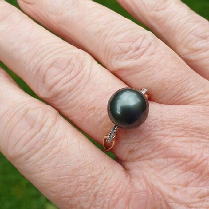 Faux Black Pearl Ring in 9ct gold.