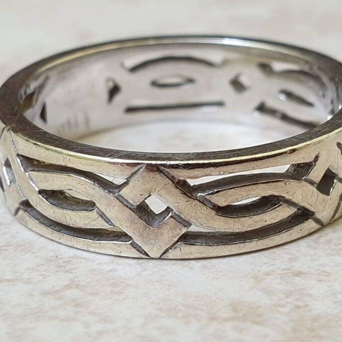 Celtic Knot White Gold Band Ring in 9ct,  a UK M 1/2 or a US 6 3/4.