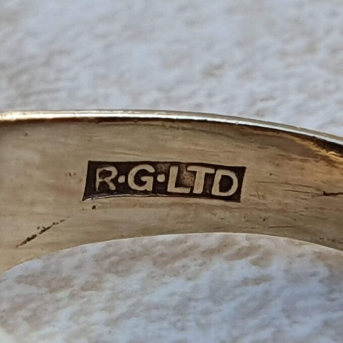 Squared Onyx Signet Ring in 9ct Gold, a UK J 1/2 or a US 5 1/4