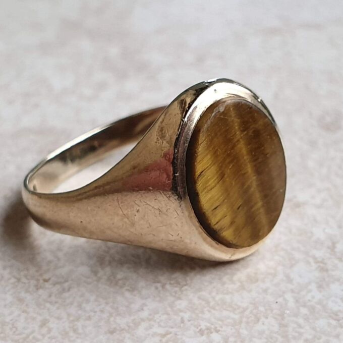 Tigers Eye Signet Ring in 9ct Gold, a UK P 1/2 or a US 8