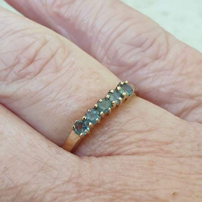 Five Stone Alexandrite Colour Change Ring in 9ct Gold, a UK L 1/2 or a US 6 1/4.