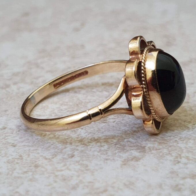 Onyx Cabochon Ring in 9ct Gold.