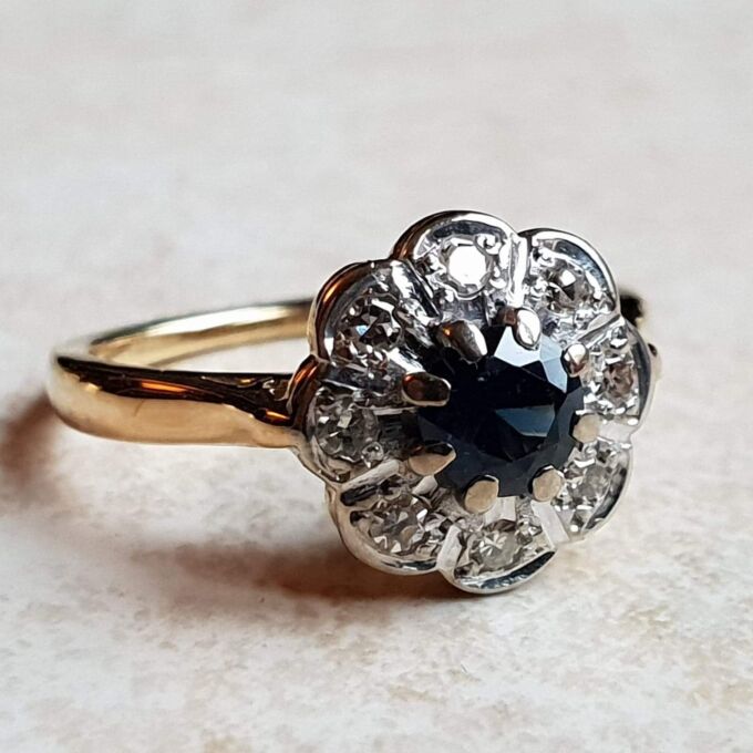 Antique Sapphire and Diamond Daisy Ring in 18ct Gold, a UK I 1/2 or a US 4 3/4.