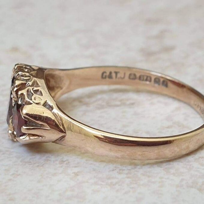 Three Stone Garnet Ring in 0ct Gold, a UK Q or a US 8 1/2