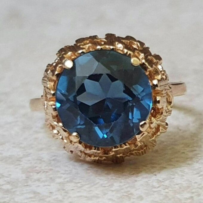 Swiss Blue Topaz Ring in 9ct Gold.