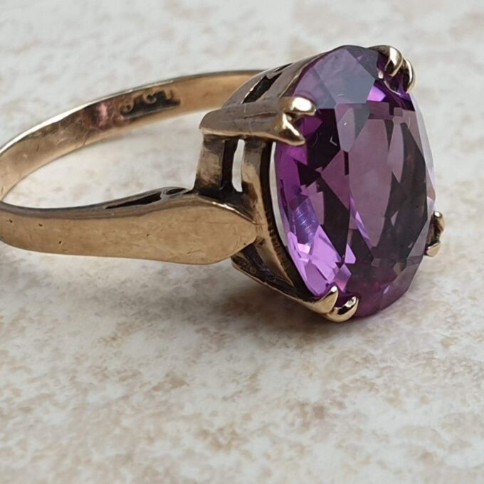 Synthetic Colour Change Sapphire Ring in 9ct Gold,  a UK J1/2 or a US 5 1/4.