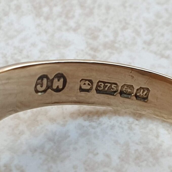 Part Engraved Signet Ring in 9ct Gold,  a UK S or a US 9.