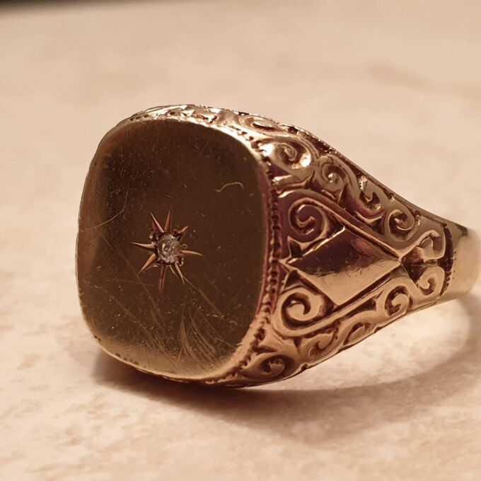 Big Ornate Signet Ring in 9ct Gold, a UK size V or a US 11.