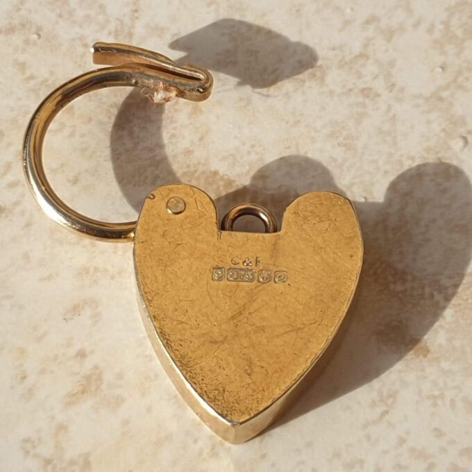 Simple Heart Padlock in 9ct Gold.