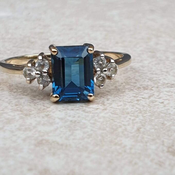 Topaz Ring in 9ct Gold,  a UK Q 1/2 – R or a US 8 3/4.