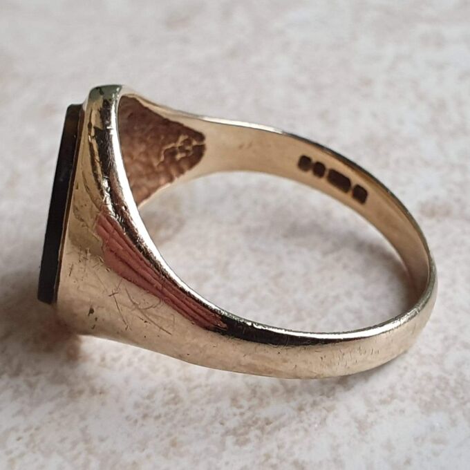 Tigers Eye Signet Ring in 9ct Gold, a UK P 1/2 or a US 8