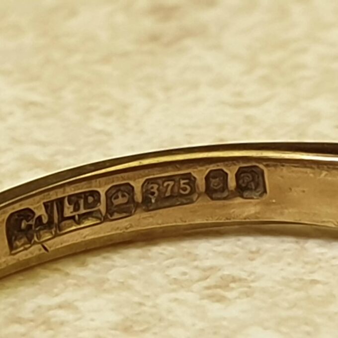 Multi Stone DARLING Acrostic Ring in 9ct Gold, a UK N 1/2 or a US 7 1/4