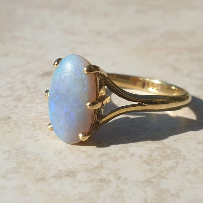 Beautiful Opal Solitaire Ring in 18ct Gold,  a UK N or a US 7.