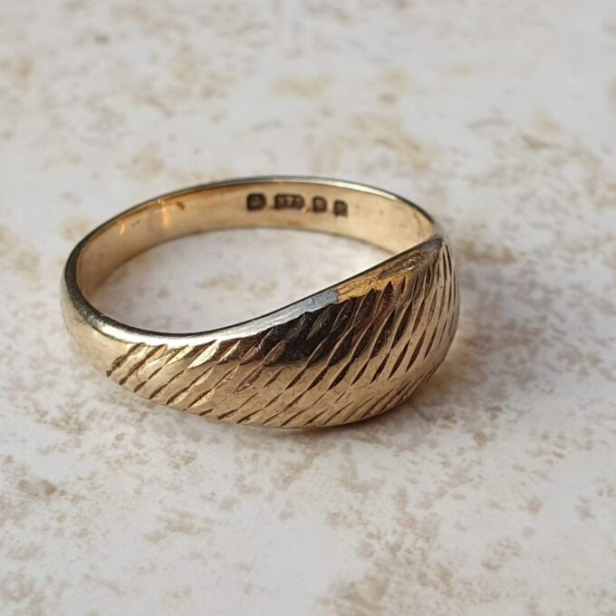Textured Graduating Signet Ring in 9ct Gold, a UK I 1/2 or a US 4 3/4