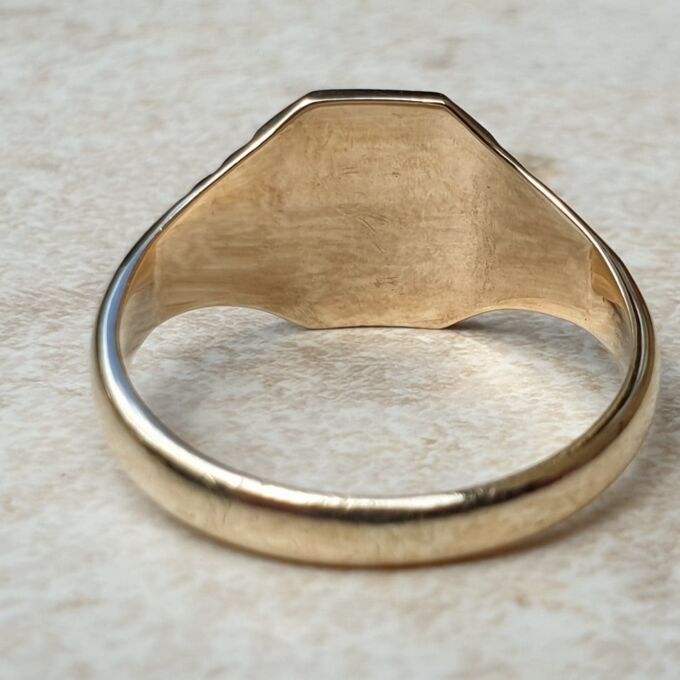 Part Engraved Signet Ring in 9ct Gold, a UK R 1/2 or a US 9