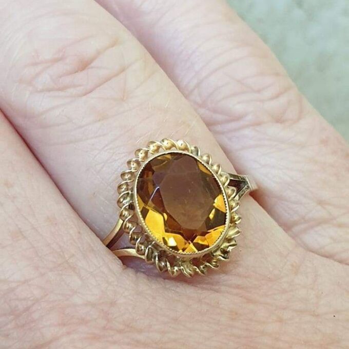 Oval Citrine Solitaire Ring in 9ct Gold, a UK Q or a US 8 1/2
